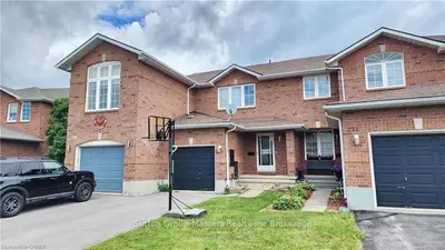 Att/Row/Townhouse in Kingston