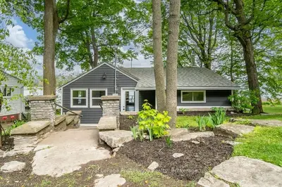 Detached in Frontenac Islands