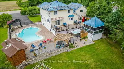 Detached in Front of Leeds & Seeleys Bay