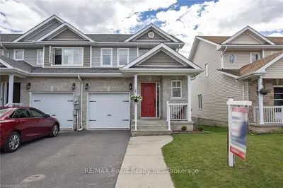 Att/Row/Townhouse in Kingston