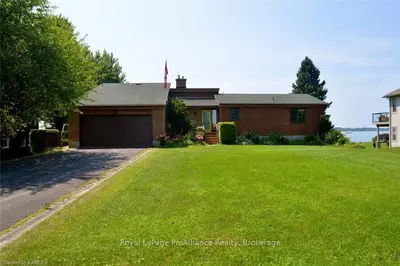 Detached in Front of Leeds & Seeleys Bay
