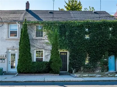 Att/Row/Townhouse in Kingston