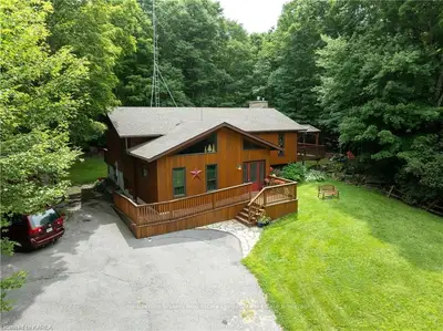 Detached in Front of Leeds & Seeleys Bay