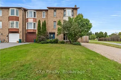 Att/Row/Townhouse in Kingston