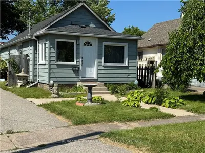 Detached in Niagara Falls