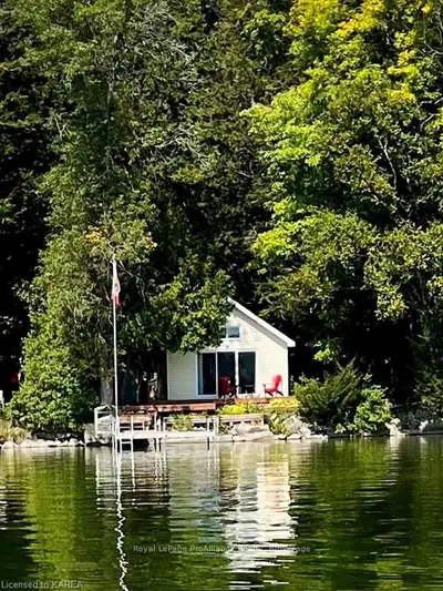 Detached in Leeds and the Thousand Islands