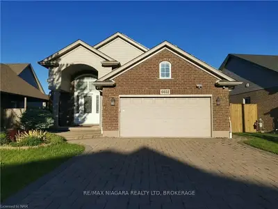 Detached in Niagara Falls