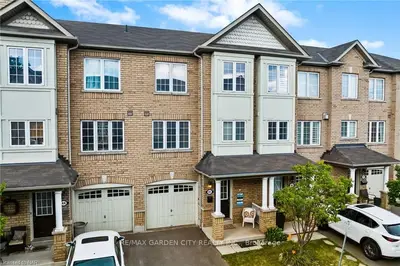Condo Townhouse in Hamilton