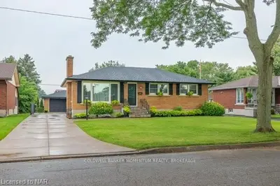Detached in Niagara Falls