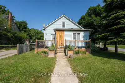 Detached in Niagara Falls