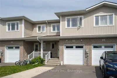Att/Row/Townhouse in Loyalist