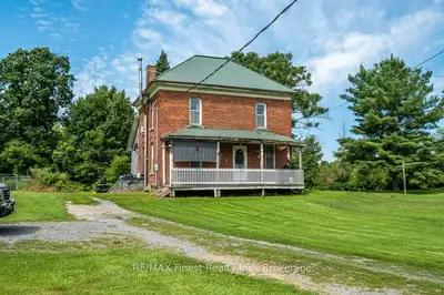 Detached in Front of Leeds & Seeleys Bay