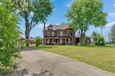 Detached in Front of Leeds & Seeleys Bay