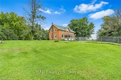 Detached in Front of Leeds & Seeleys Bay