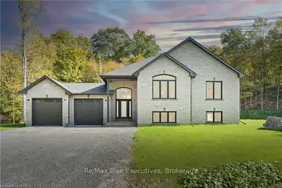 Detached in Front of Leeds & Seeleys Bay