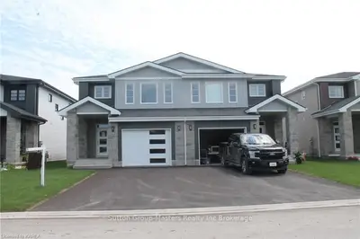 Semi-Detached in Loyalist