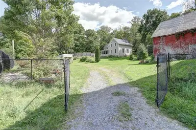 Detached in Front of Leeds & Seeleys Bay