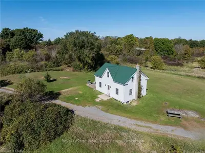 Detached in Front of Leeds & Seeleys Bay