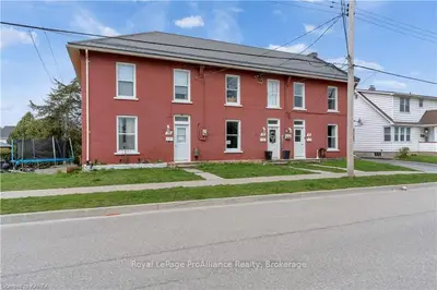 Att/Row/Townhouse in Gananoque