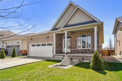 Detached in Niagara Falls