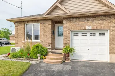 Att/Row/Townhouse in St. Catharines