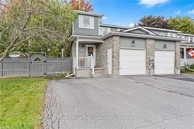 Att/Row/Townhouse in Kingston