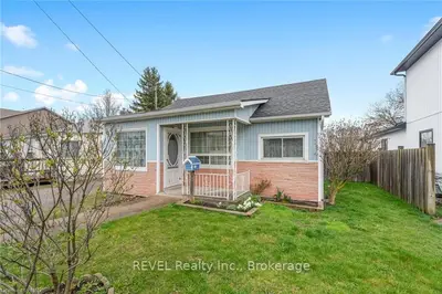 Detached in Niagara Falls