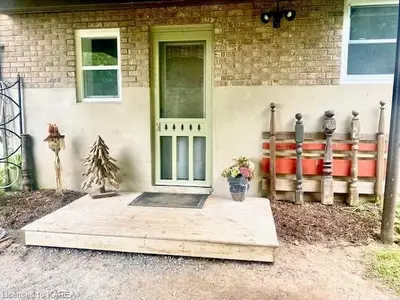 Detached in Front of Leeds & Seeleys Bay
