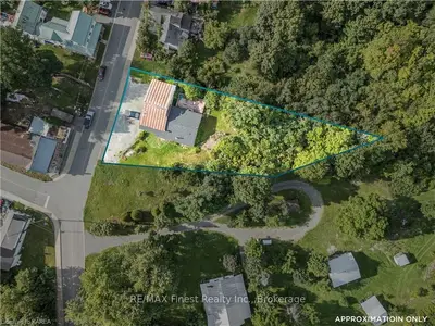 Detached in Frontenac