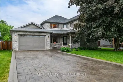 Detached in Loyalist