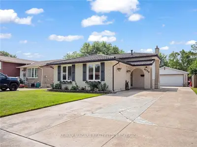 Detached in Niagara Falls