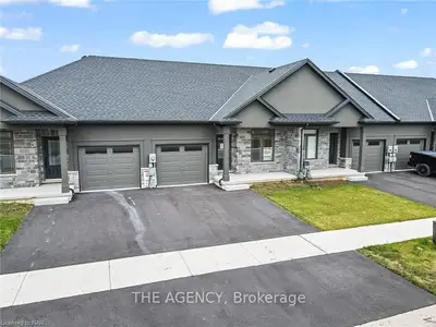 Att/Row/Townhouse in Welland