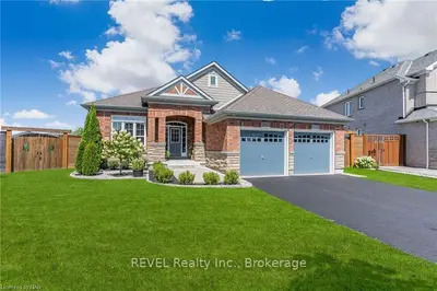 Detached in Niagara Falls