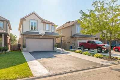 Detached in Niagara Falls
