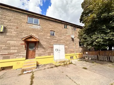 Condo Townhouse in Welland