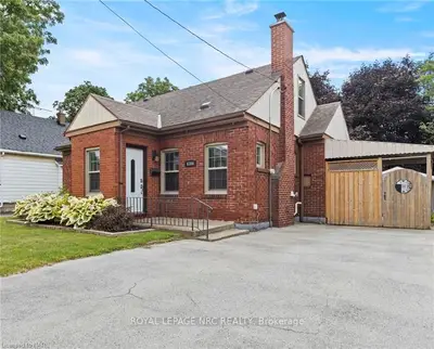 Detached in Niagara Falls