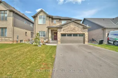 Detached in Niagara Falls