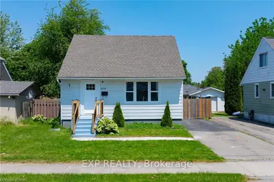 Detached in Niagara Falls