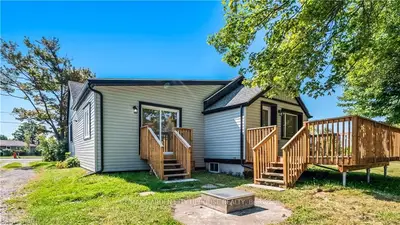 Detached in Port Colborne