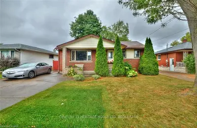 Detached in Niagara Falls