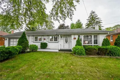 Detached in Niagara Falls