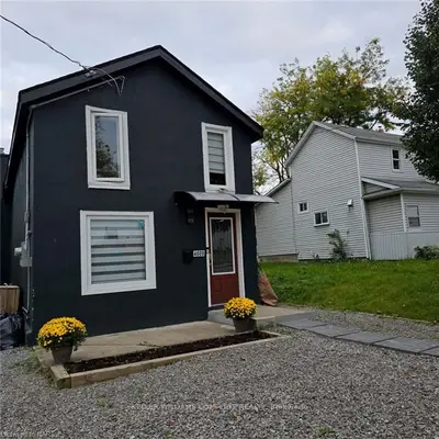 Detached in Niagara Falls