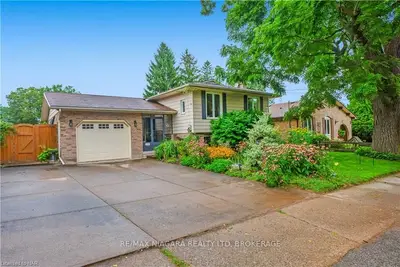 Detached in Niagara Falls