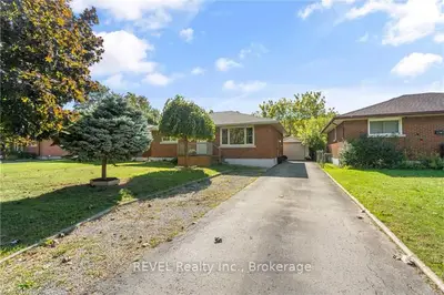 Detached in Niagara Falls