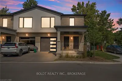 Att/Row/Townhouse in Welland
