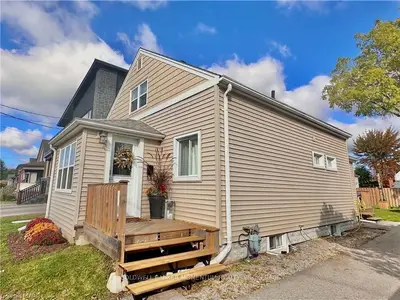 Detached in Niagara Falls