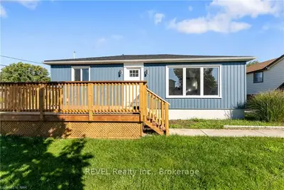 Detached in Niagara Falls
