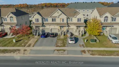 Att/Row/Townhouse in Kingston