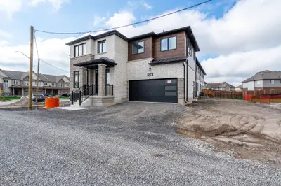 Att/Row/Townhouse in Hamilton