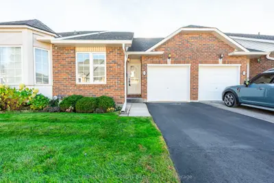 Condo Townhouse in Hamilton